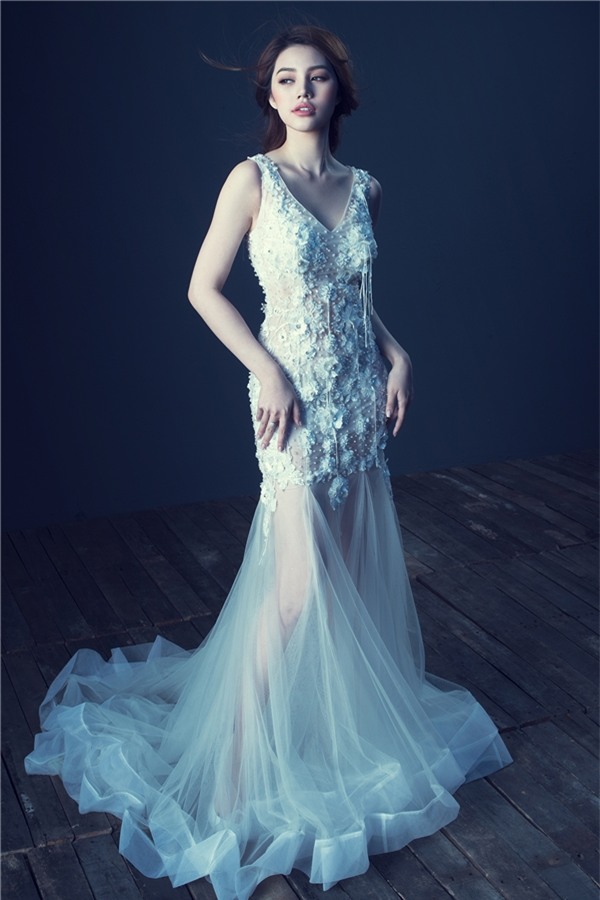 Jolie Nguyễn đẹp mong manh, sương khói với đầm voan mỏng