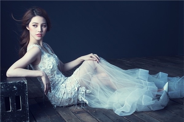 Jolie Nguyễn đẹp mong manh, sương khói với đầm voan mỏng
