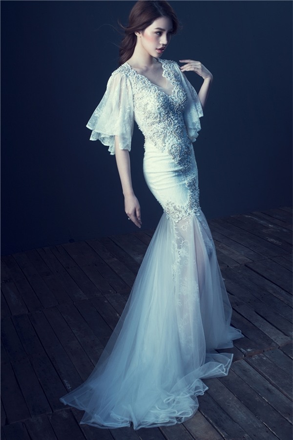 Khác với những thiết kế toàn tông trắng mà Tú Vi thể hiện trước đó, Jolie Nguyễn được nhà tạo mốt ưu ái chọn thêm những bộ đầm dạ hội ngắn tông đen và chất vải thêu cổ điển. Khoác lên mình những bộ cánh khác nhau, Hoa hậu 20 tuổi thể hiện biểu cảm kiêu sa, phù hợp với nét sang trọng của trang phục.