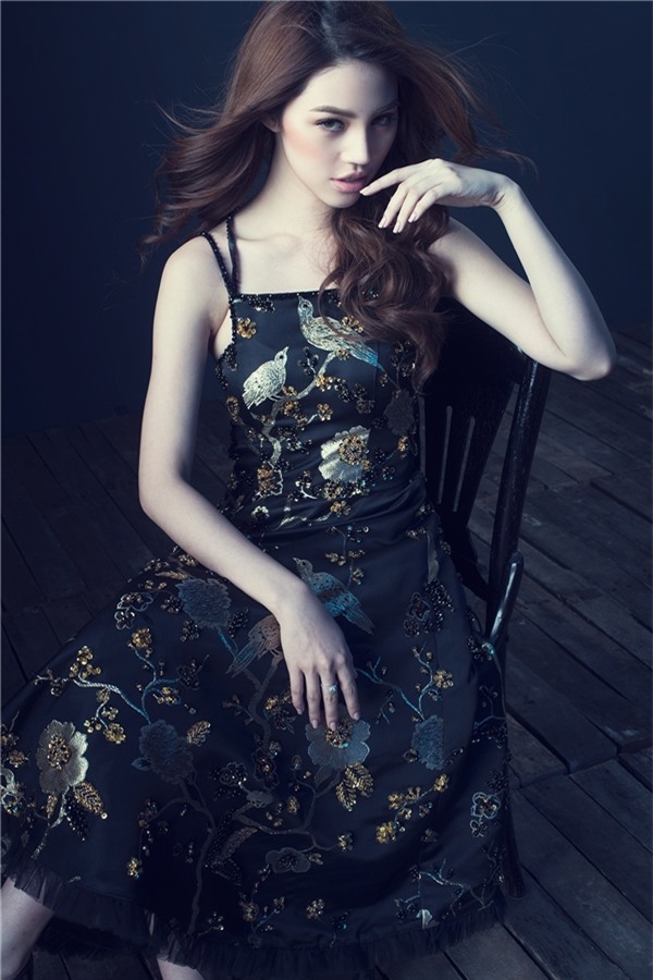 Jolie Nguyễn đẹp mong manh, sương khói với đầm voan mỏng