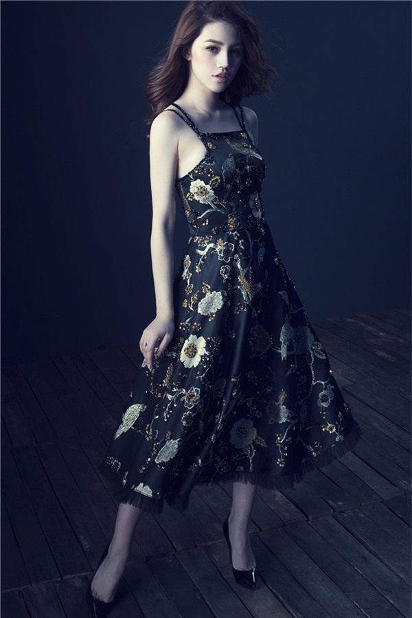 Khi thực hiện bộ ảnh, nhà tạo mốt sinh năm 1990 dành nhiều lời khen cho Jolie về hình ảnh, cũng như lối diễn phù hợp với định hướng trang phục của anh. “Không chỉ làm việc chuyên nghiệp, đúng giờ, Jolie còn thể hiện được tinh thần mà tôi gửi gắm vào bộ sưu tập. Tôi rất trân trọng sự hợp tác lần này”, anh nói.