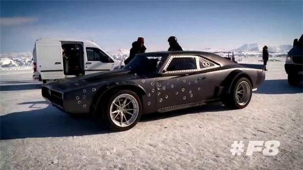 
Chiếc Dodge Ice Charger của Dom có thể chạy trên băng tuyết
