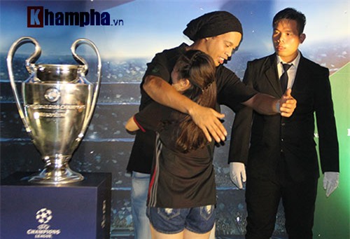 Vợ Công Vinh đẹp hết mức, Ronaldinho vẫn hờ hững - 10