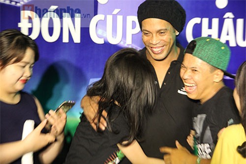 Vợ Công Vinh đẹp hết mức, Ronaldinho vẫn hờ hững - 8
