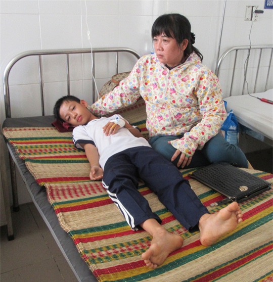 bi dien giat khi mac rem cua, me chet, con trong thuong - 1
