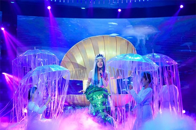 Manh Quynh dam duoi ngam Phuong Trinh Jolie hat hinh anh 3