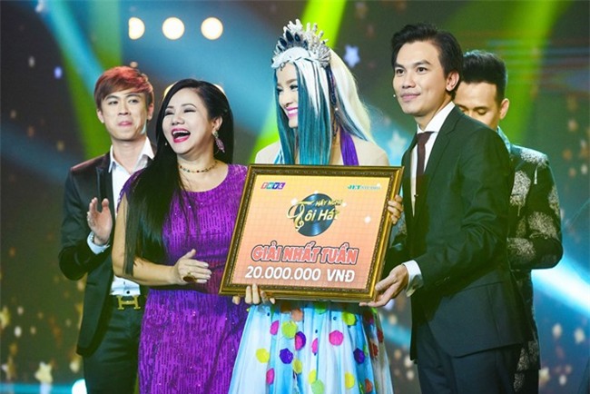 Manh Quynh dam duoi ngam Phuong Trinh Jolie hat hinh anh 6