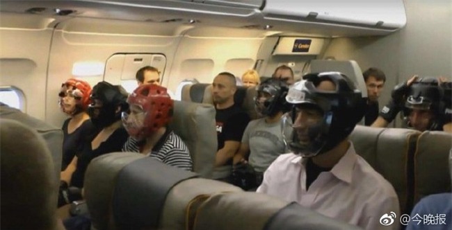 Không muốn bị thương khi đi máy bay của United Airlines, cư dân mạng kháo nhau đội mũ bảo hiểm cho chắc cú - Ảnh 1.