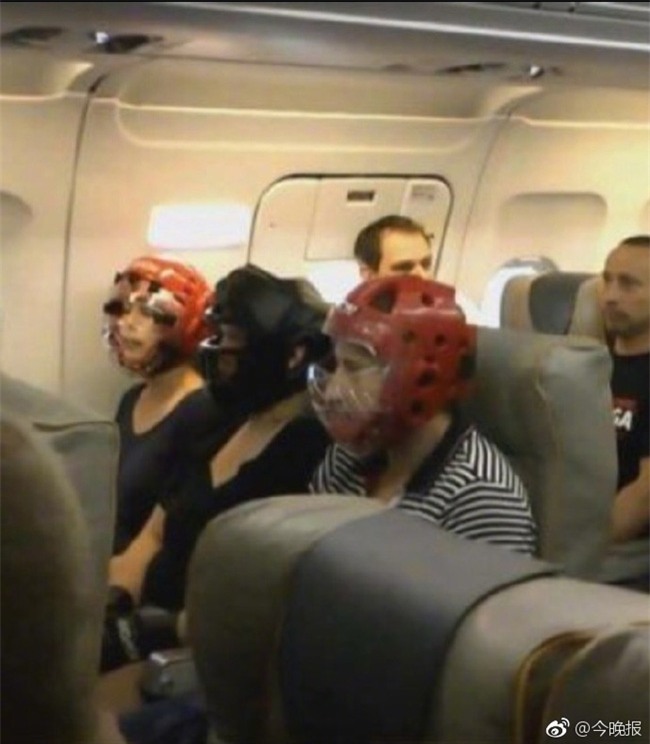 Không muốn bị thương khi đi máy bay của United Airlines, cư dân mạng kháo nhau đội mũ bảo hiểm cho chắc cú - Ảnh 2.