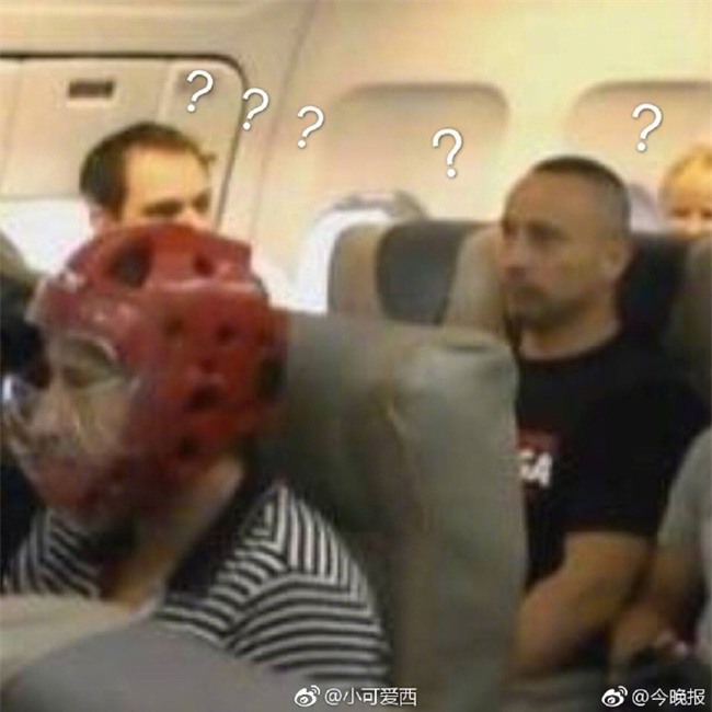 Không muốn bị thương khi đi máy bay của United Airlines, cư dân mạng kháo nhau đội mũ bảo hiểm cho chắc cú - Ảnh 4.