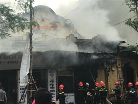 Ngọn lửa lớn bùng phát tại hiện trường. Ảnh: Beat