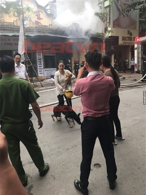 Nữ chủ nhân nỗ lực cứu hai chú chó. Ảnh: Beat