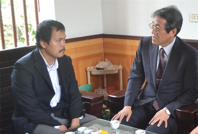 Đại sứ Nhật Bản tại Việt Nam đến thắp hương chia buồn gia đình bé Nhật Linh. Ảnh: Đ.Tuỳ