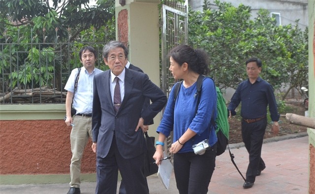 
Đại sứ Nhật Bản tại Việt Nam cùng lãnh đạo huyện Khoái Châu đến hỏi thăm, động viên
