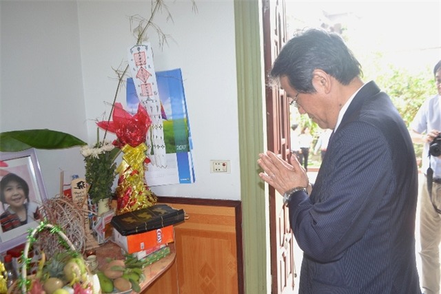 
Sau khi đến nhà, Đại sứ Nhật Bản thắp hương bé Nhật Linh
