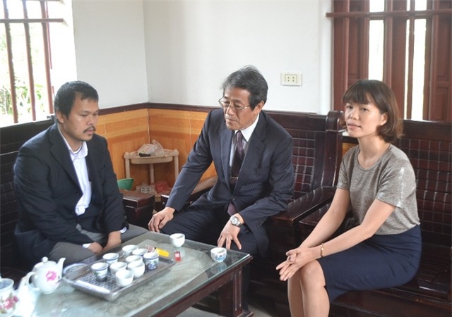 
Đại sứ thông tin sự việc với anh Hào và gia đình về nghi phạm
