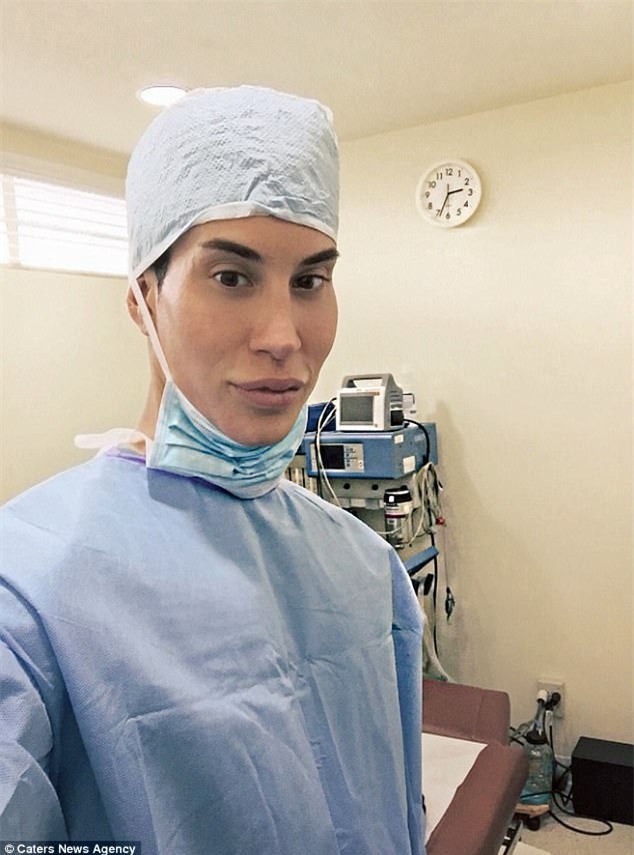 Với 500 ca phẫu thuật thẩm mỹ, búp bê Ken đã chạm tới cảnh giới của nghiện làm đẹp dao kéo - Ảnh 2.