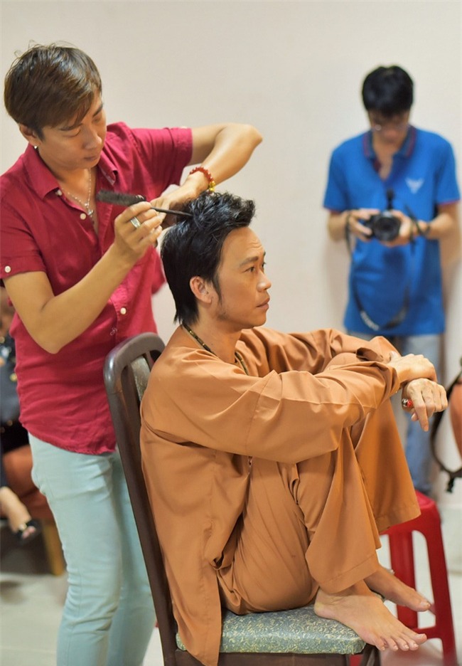 Trong hậu trường, giám khảo Hoài Linh sở hữu dáng ngồi không lẫn vào đâu được! - Ảnh 10.