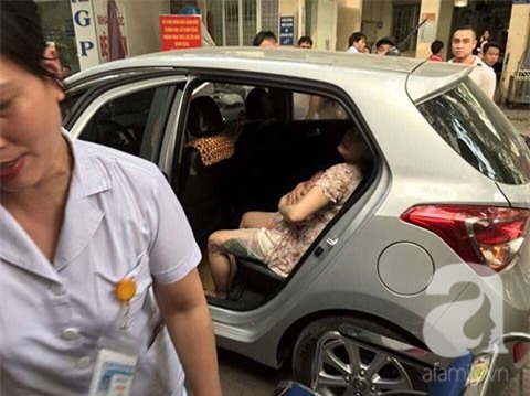Hà Nội: Một sản phụ sinh con trên xe, chồng cầu cứu CSGT giúp đỡ - Ảnh 1.