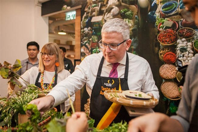 Dai su thai rau, chien thit gioi thieu am thuc Australia - Viet Nam hinh anh 1