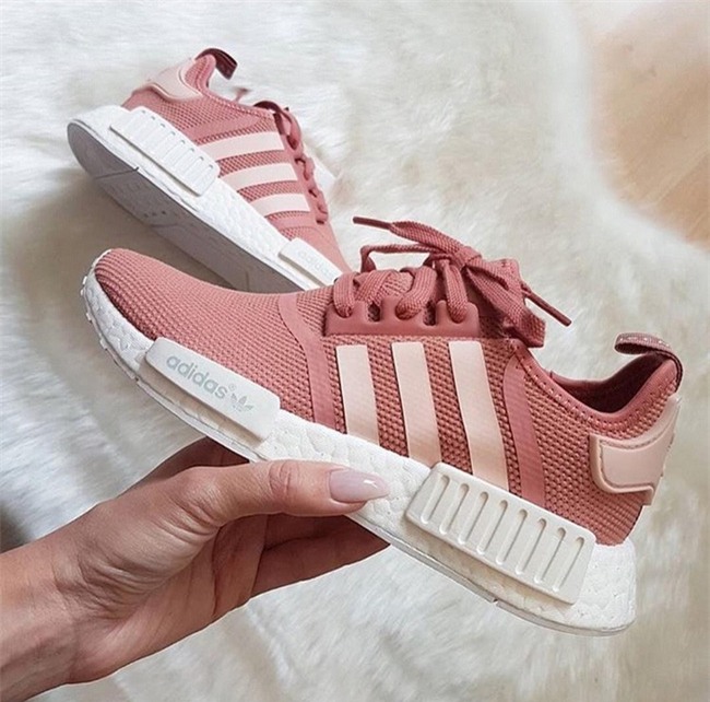 Qua rồi cái thời sneakers trắng là tâm điểm, 4 kiểu giày mới khiến chị em chao đảo là đây - Ảnh 1.