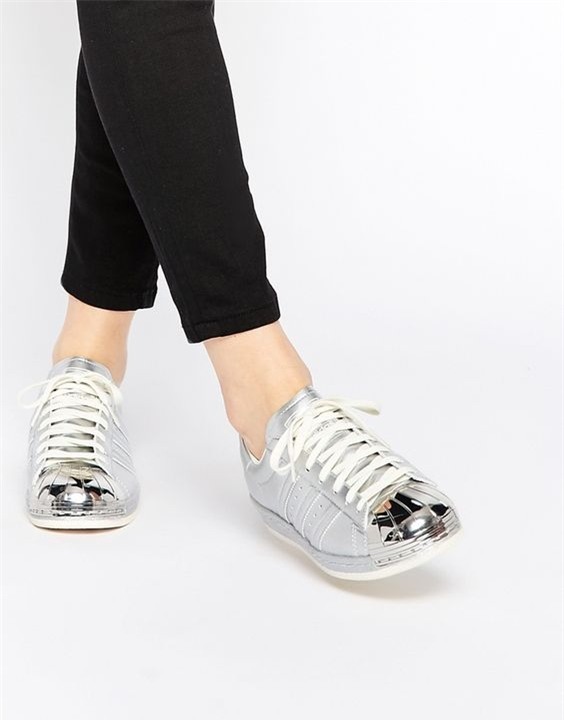 Qua rồi cái thời sneakers trắng là tâm điểm, 4 kiểu giày mới khiến chị em chao đảo là đây - Ảnh 15.