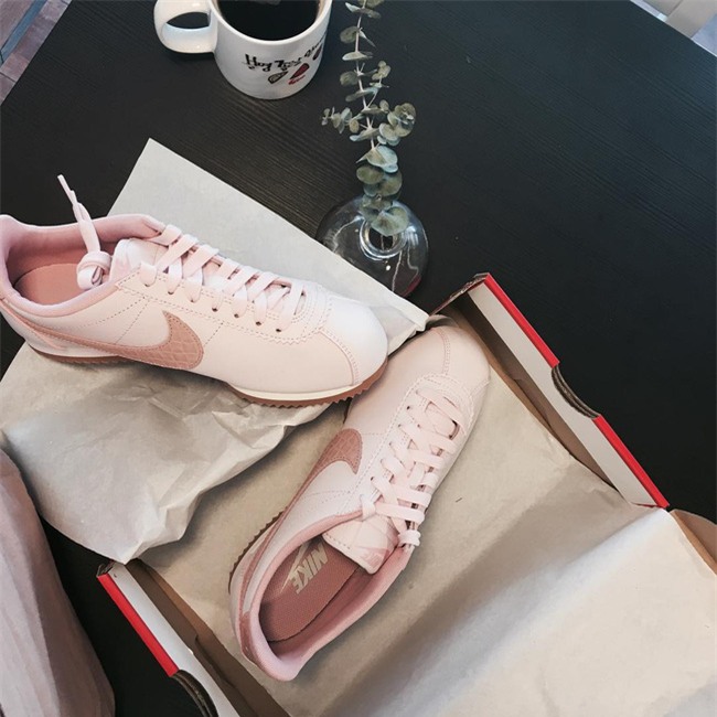 Qua rồi cái thời sneakers trắng là tâm điểm, 4 kiểu giày mới khiến chị em chao đảo là đây - Ảnh 4.