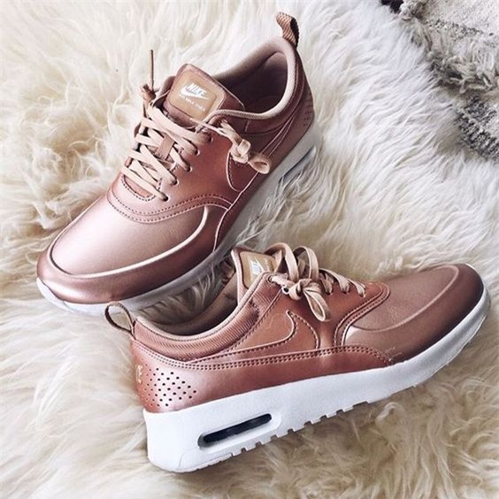 Qua rồi cái thời sneakers trắng là tâm điểm, 4 kiểu giày mới khiến chị em chao đảo là đây - Ảnh 9.