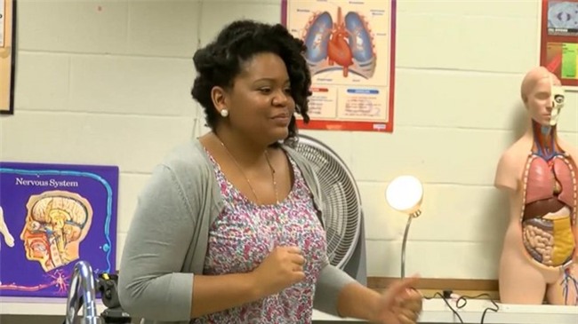 Giao vien My hat rap day hoc sinh ve he tuan hoan hinh anh 1