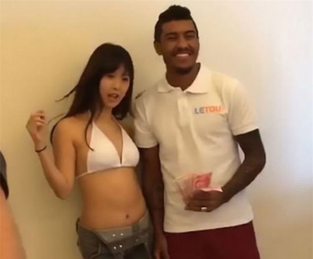 Quay quảng cáo với diễn viên JAV, cựu sao Ngoại hạng Anh khốn đốn ở Trung Quốc - Ảnh 1.