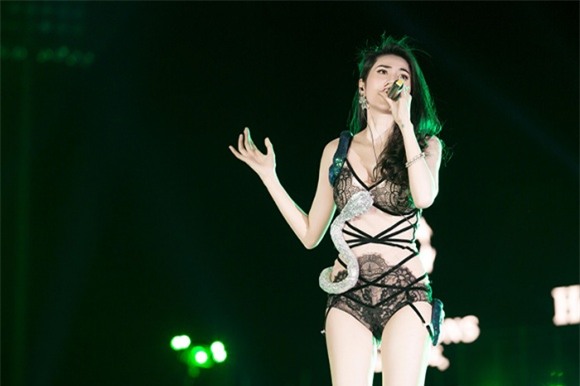 thủy tiên, công vinh, sao việt, ca sĩ việt, mặc sexy