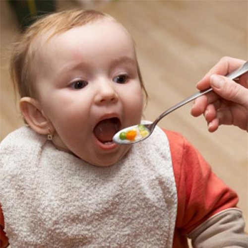 chăm trẻ, cho con ăn, ăn cơm chan canh, không tốt cho trẻ