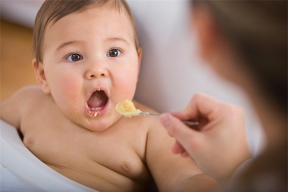 chăm trẻ, cho con ăn, ăn cơm chan canh, không tốt cho trẻ