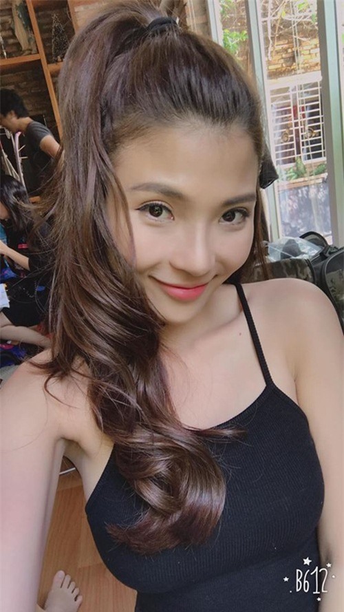 Nữ diễn viên 8X tự tin khi ăn mặc gợi cảm ở chốn đông người.