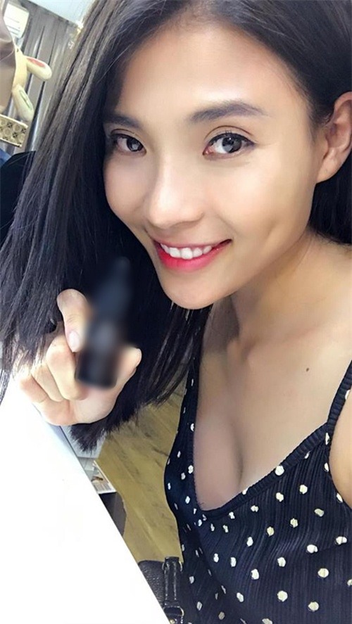 Ngoài đóng phim, cô còn kinh doanh mỹ phẩm online.