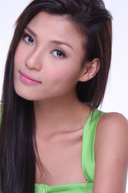 Thúy Diễm với làn da bánh mật thuở còn con gái.