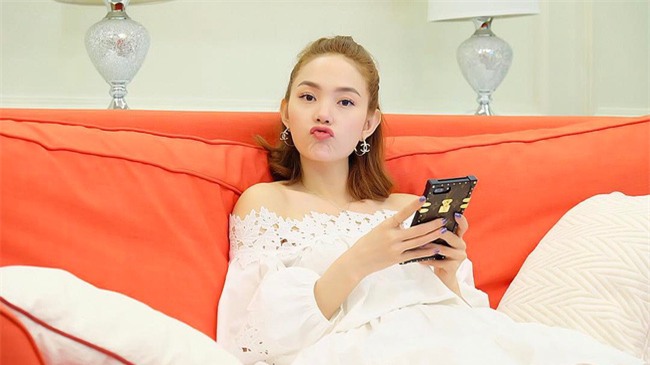 Cứ đến hè là sao Việt lại thích khoe trọn vai trần trong những thiết kế trễ vai mong manh - Ảnh 10.