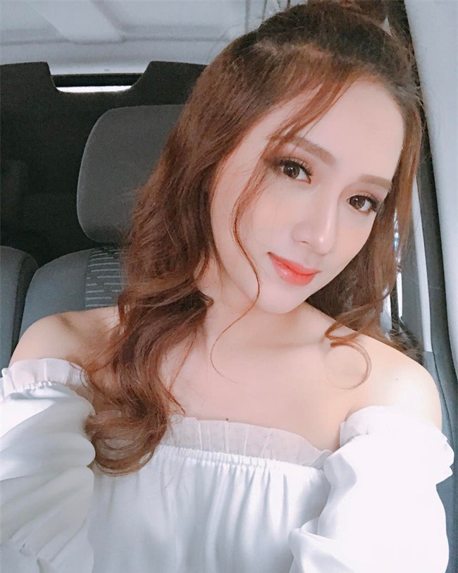 Cứ đến hè là sao Việt lại thích khoe trọn vai trần trong những thiết kế trễ vai mong manh - Ảnh 9.