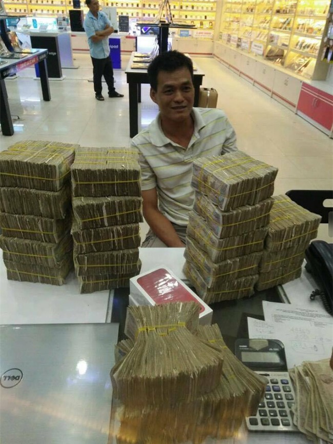 Cầm bao tải tiền lẻ đi mua iphone 7, người đàn ông khiến cả cửa hàng bàng hoàng - Ảnh 5.