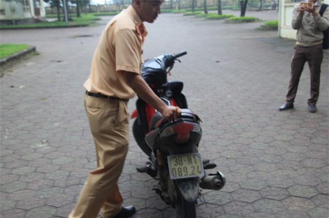 Lời trần tình của 2 nữ sinh tông ông lão gãy chân rồi mang bỏ ở nghĩa địa - Ảnh 3.