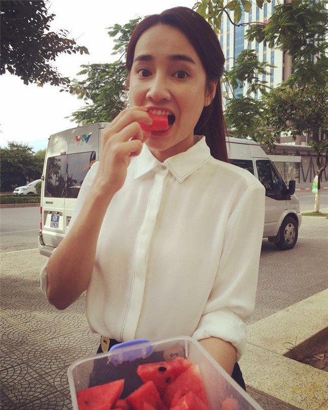 anh doi thuong tiet lo vong eo that cua nha phuong hinh anh 12