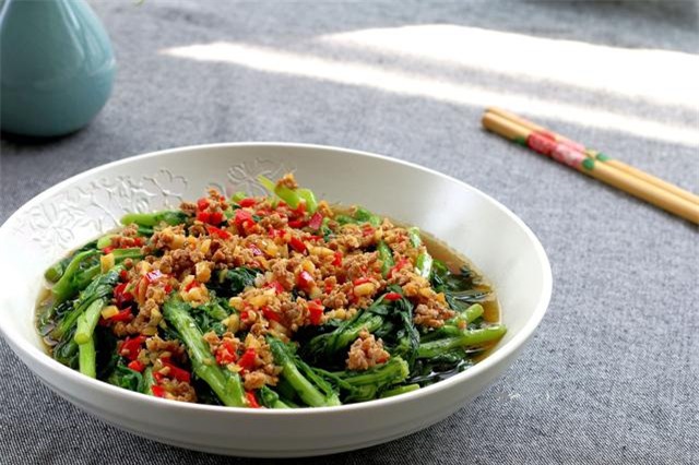 Cải cúc xào thịt băm làm siêu dễ ăn siêu ngon! - Ảnh 5.