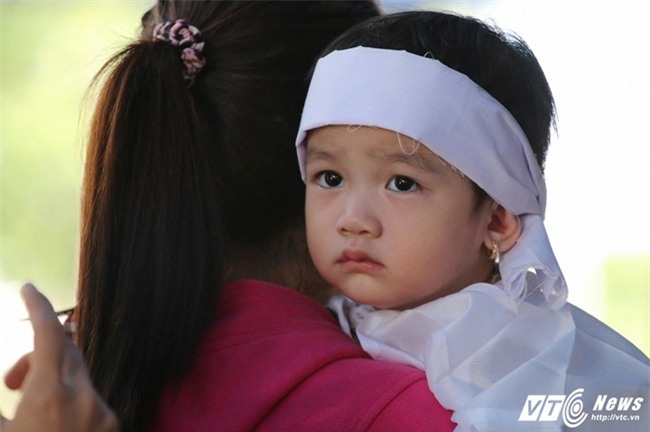 Cảnh sát giao thông bị xe tải cán qua người: Con gái nhỏ ngơ ngác tìm bố tại đám tang - Ảnh 2.