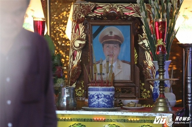 Cảnh sát giao thông bị xe tải cán qua người: Con gái nhỏ ngơ ngác tìm bố tại đám tang - Ảnh 4.