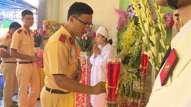 Me thieu ta canh sat giao thong khoc ngat ben di hai con hinh anh 2