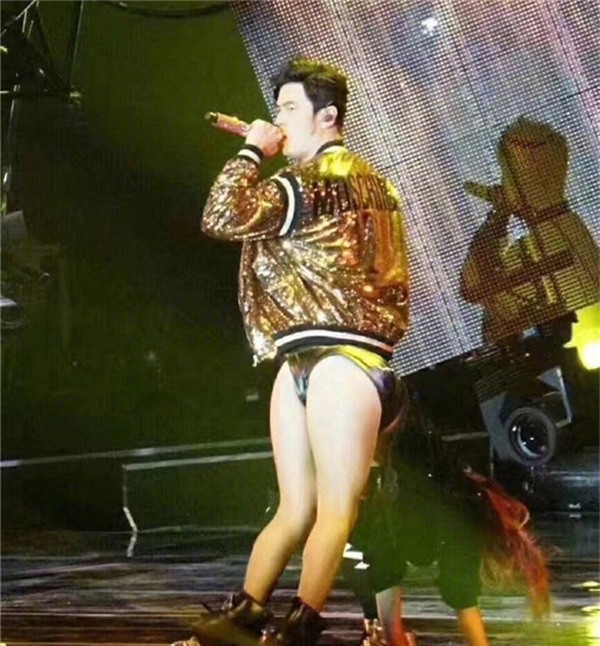 Châu Kiệt Luân tại một buổi biểu diễn. Liệu chàng ca sĩ nổi tiếng đang mặc quần ngắn, khoe đôi chân thon thả đầy nữ tính chăng? Chắc bạn sẽ nghĩ như vậy nếu không nhìn kỹ.