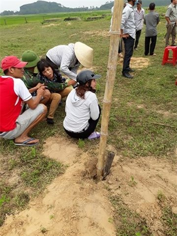 Một phụ nữ Việt Nam bị sát hại tại Angola: Mẹ già khóc ngất bên thi thể con - Ảnh 1.