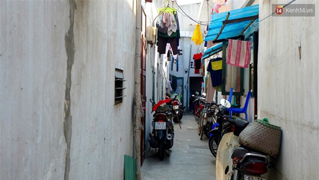 Đứng trong chậu nước nấu ăn, tự chế quạt phun nước... là cách SV ở trọ đối phó với cái nóng như lò thiêu ở Sài Gòn - Ảnh 1.