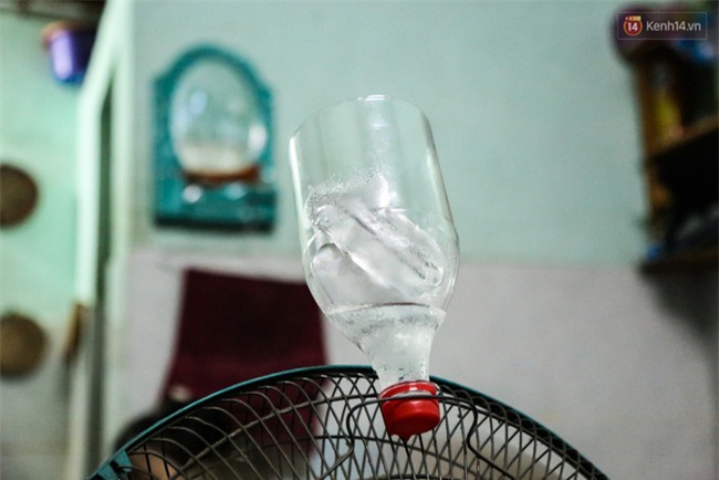 Đứng trong chậu nước nấu ăn, tự chế quạt phun nước... là cách SV ở trọ đối phó với cái nóng như lò thiêu ở Sài Gòn - Ảnh 13.