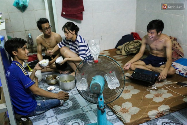 Đứng trong chậu nước nấu ăn, tự chế quạt phun nước... là cách SV ở trọ đối phó với cái nóng như lò thiêu ở Sài Gòn - Ảnh 14.